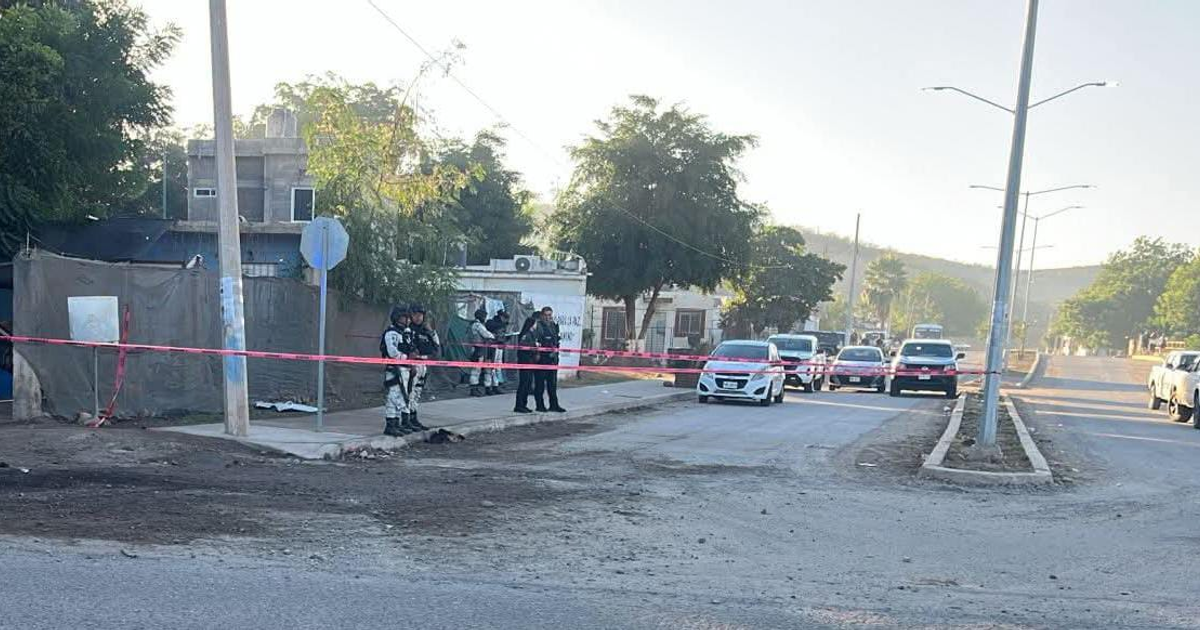 Autoridades resguardan escena de crimen con cinta rosa en Paseo Alameda, Culiacán.