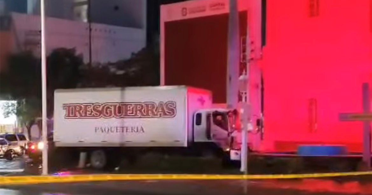 Camión de paquetería en Culiacán tras incidente violento.