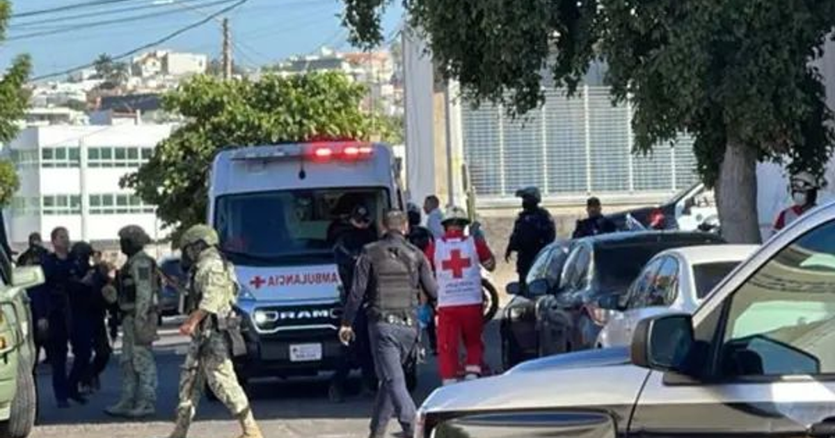 Efectivos de seguridad y personal de emergencia en operativo tras doble homicidio en Culiacán
