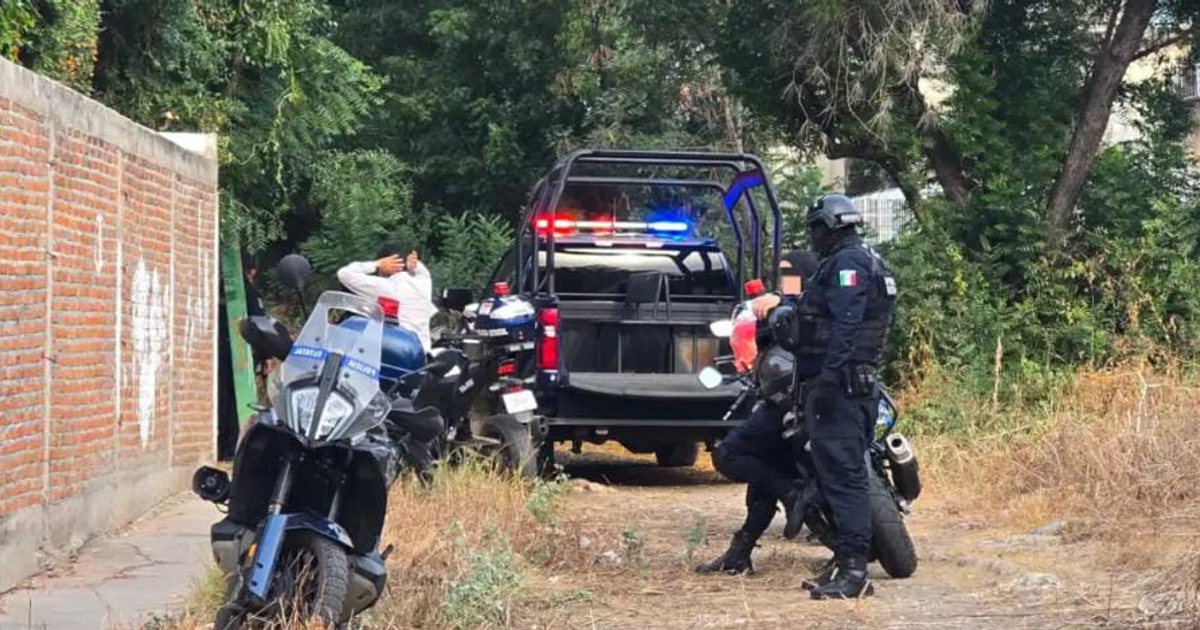 Operativo policial en Culiacán, presencia de policías y vehículos en una calle desolada, investigando un caso de alto riesgo.