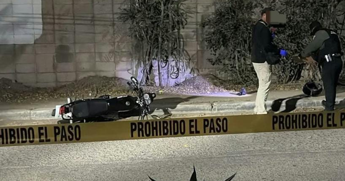Investigación en la escena del crimen donde un motociclista fue ejecutado en Culiacán.