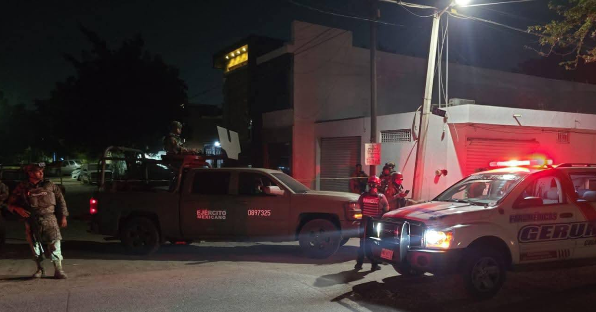 Efectivos del ejército y vehículo de emergencia en operativo nocturno en Culiacán