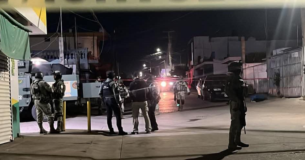 Fuerzas de seguridad custodian escena del crimen nocturna en Culiacán