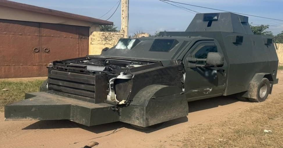 Vehículo blindado artesanal asegurado en Escuinapa por el Ejército Mexicano.