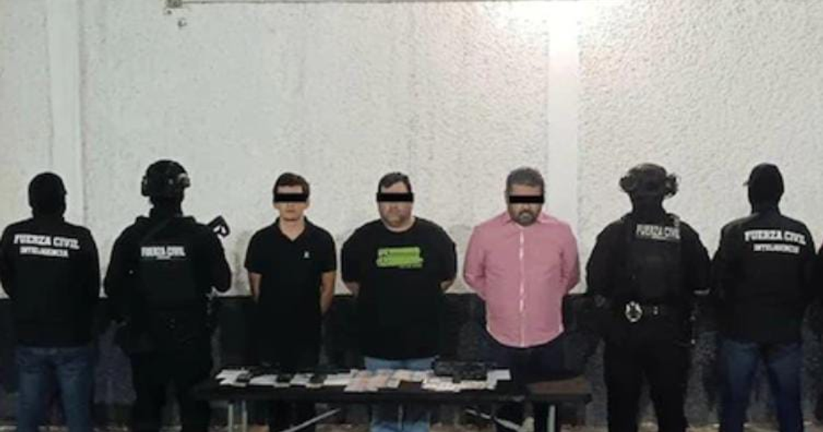 Arresto de Mario Alberto Cárdenas Medina alias 'El Betillo' en Monterrey por agentes de seguridad armados, con posible evidencia en la mesa.