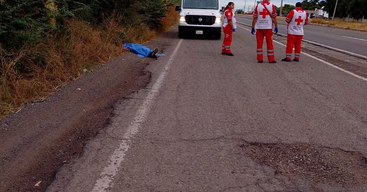 Vehículo y personal de emergencia en carretera de Culiacán tras hallazgo.