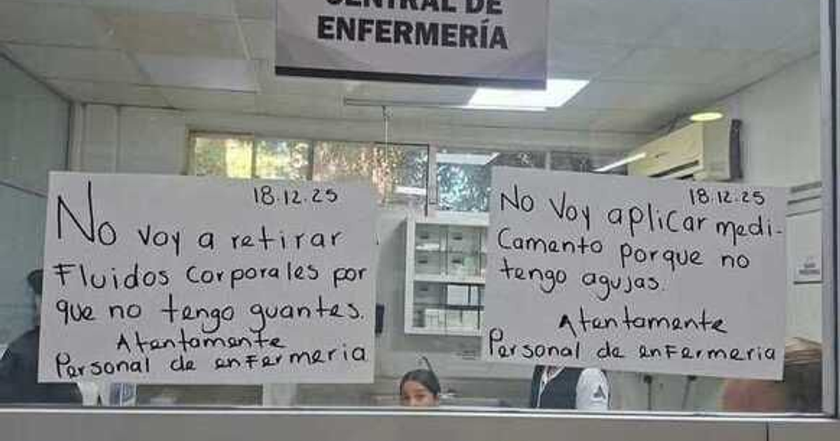 Carteles en una ventana de enfermería del Hospital Civil de Tepic por falta de insumos.