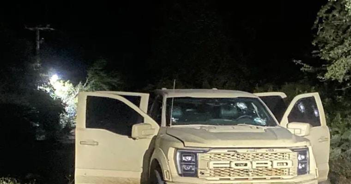 Camioneta abandonada en entorno oscuro, posiblemente relacionada con un enfrentamiento armado en Tepuche.