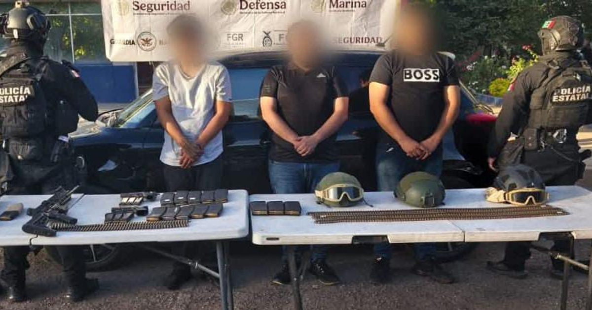Autoridades muestran armas confiscadas tras enfrentamiento en Culiacán