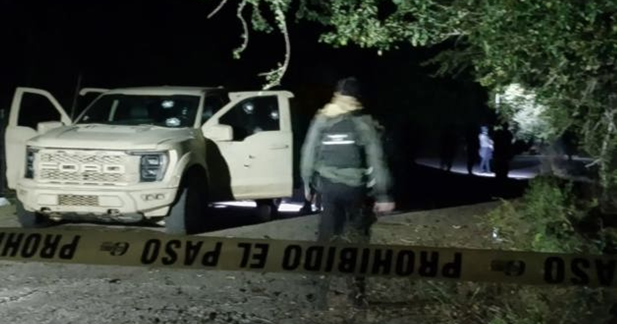 Camioneta en operación táctica en Culiacán, Sinaloa, rodeada de cinta de 'prohibido el paso', indicando una escena de emergencia.