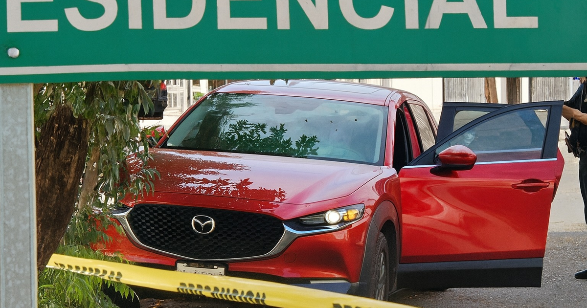 Automóvil rojo Mazda interceptado en Culiacán durante operativo policial.