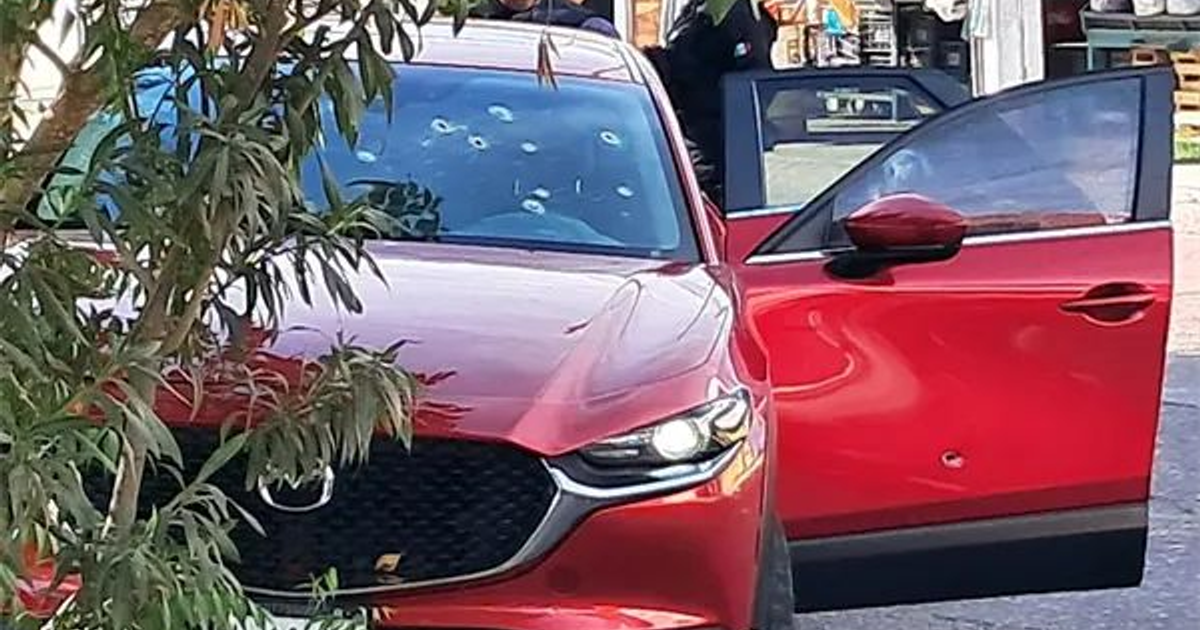 Automóvil rojo con impactos de bala en un enfrentamiento en Culiacán