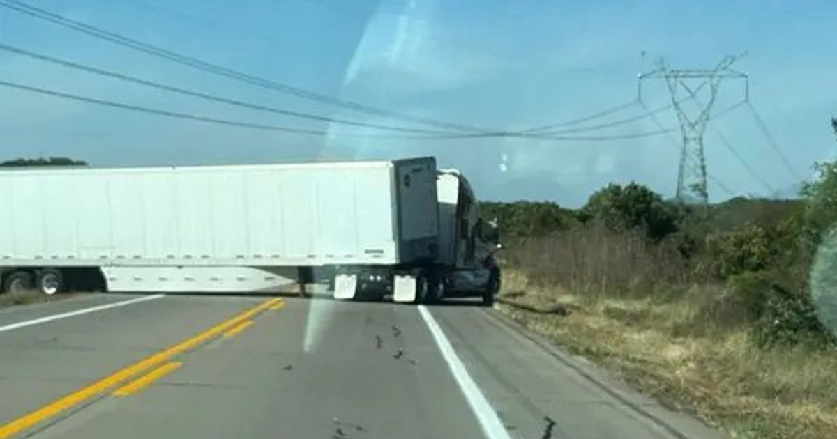 Camión con remolque inclinado en carretera México 15 bloqueada en Sinaloa