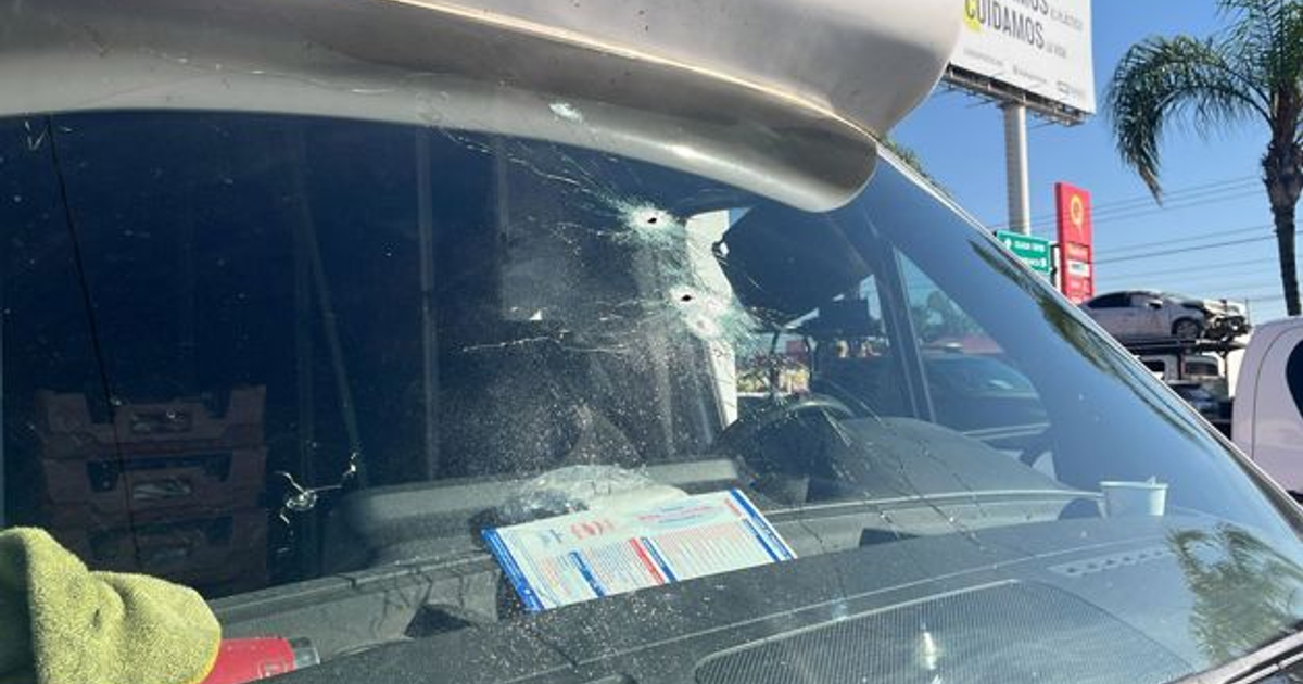 Parabrisas de vehículo dañado por balas en enfrentamiento urbano, Culiacán.