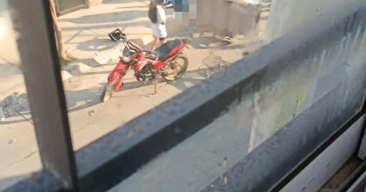 Motocicleta roja en calle de Escuinapa, contexto de enfrentamiento armado