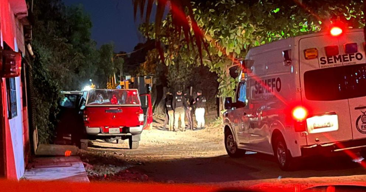 Camioneta roja y ambulancia SEMEFO en operativo nocturno en Navolato