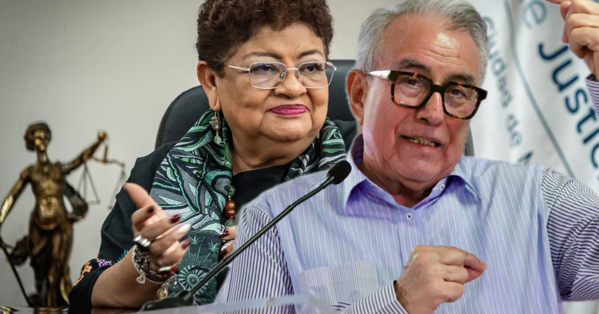 Dos personas dialogando con justicia de fondo en el contexto del nombramiento de Ernestina Godoy como fiscal general.