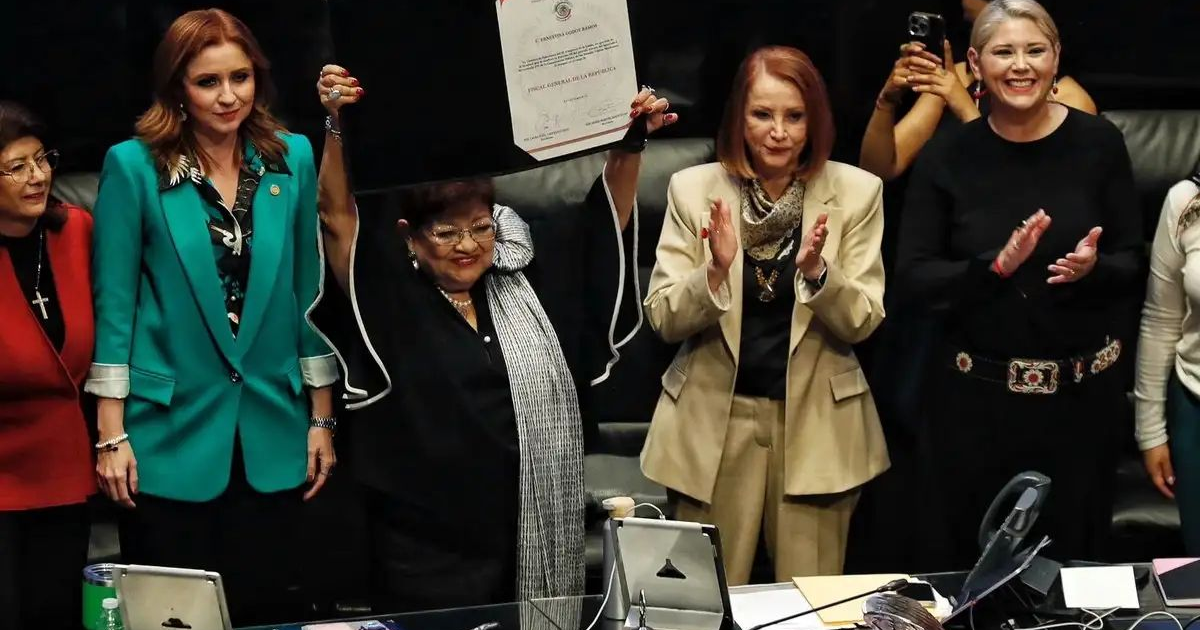 Ernestina Godoy levantando un documento rodeada de simpatizantes en el Senado