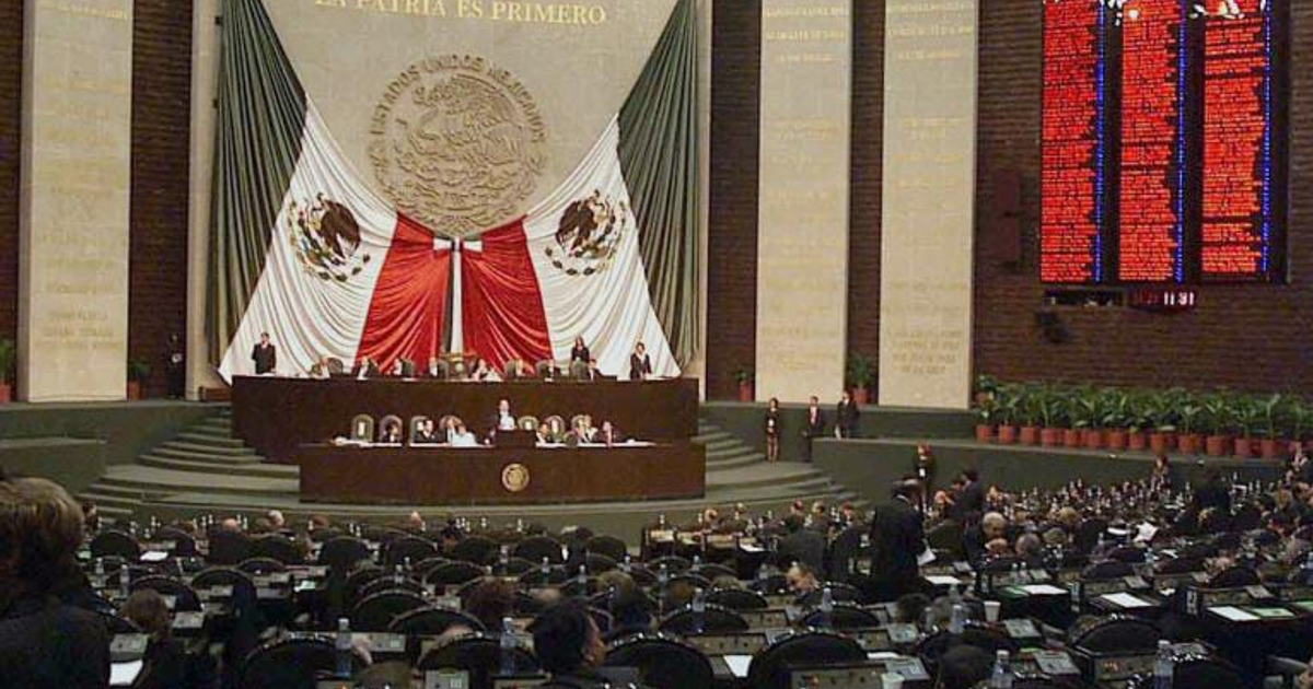 Imagen del Congreso de la Unión en México durante una sesión con banderas nacionales, legisladores y ambiente de debate.