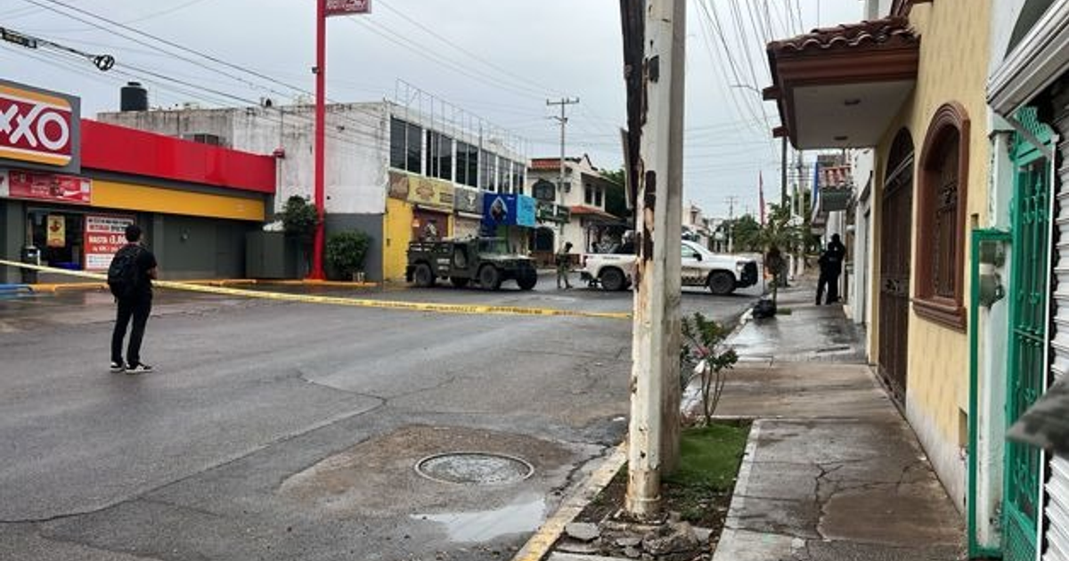 Vehículo militar y camioneta estacionados en la colonia Canaco; intervención militar por explosivos en Culiacán.