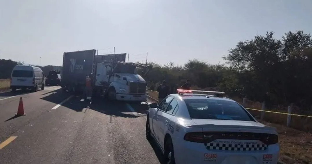 Camión y policía en bloqueo vial en Escuinapa Sinaloa
