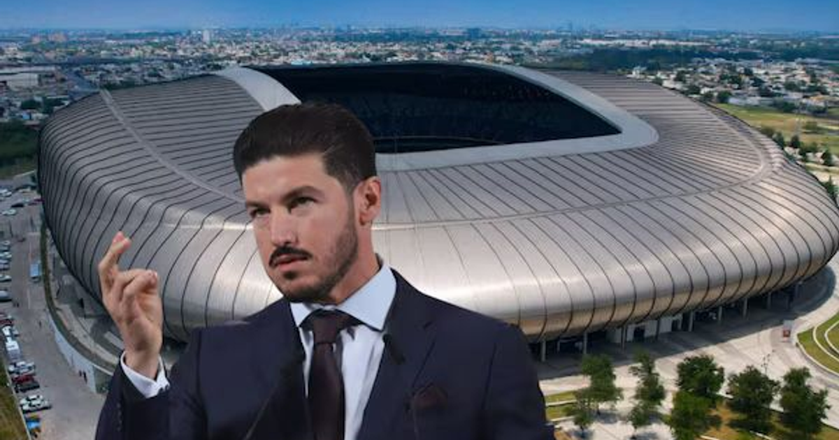 Estadio Monterrey con figura masculina gesticulando, fondo urbano.