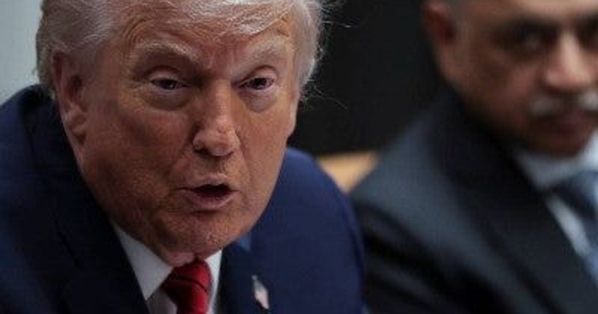 Dos personas discutiendo tras la incautación de un petrolero cerca de Venezuela.