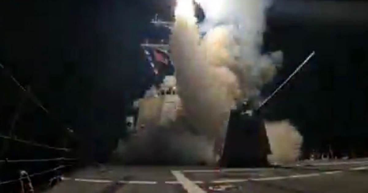 Misil lanzado desde un buque de guerra durante la noche en operación contra ISIS en Nigeria