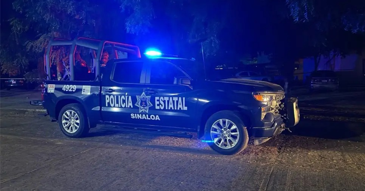Camioneta de la Policía Estatal de Sinaloa con luces azules encendidas en operación nocturna en Culiacán.