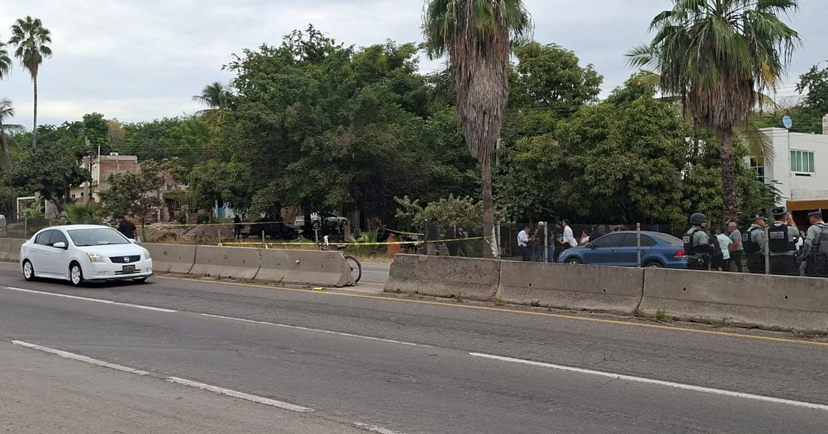 Accidente vial en carretera México 15, Mazatlán, con presencia de autoridades y vehículo.