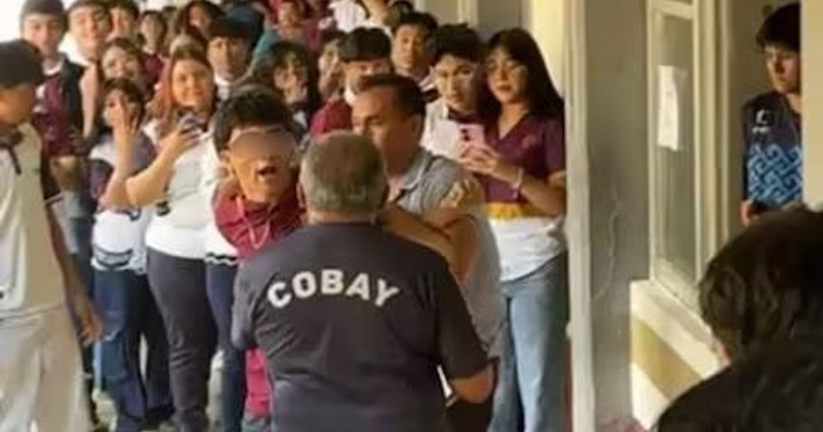 Imagen de altercado en COBAY Xoclán con estudiantes y un adulto en medio de una confrontación.