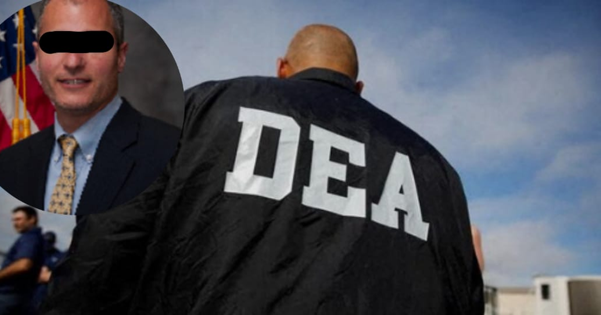 Persona con chaqueta DEA en fondo nublado, vinculado a casos de narcoterrorismo y la DEA.