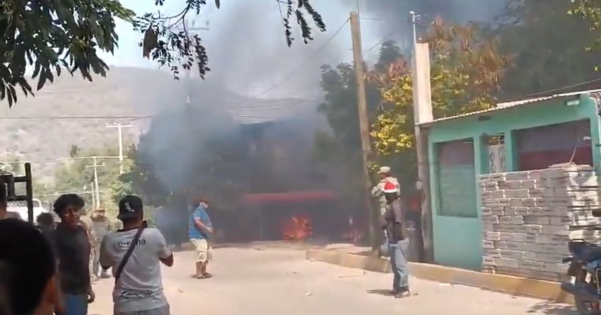 Calle con humo denso en Jalapa del Marqués tras explosión de pirotecnia