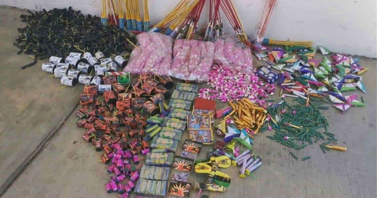 Colección de explosivos pirotécnicos en el suelo de Culiacán, incluyendo cohetes y bombetas, relacionados con un incidente de lesión a un adolescente.