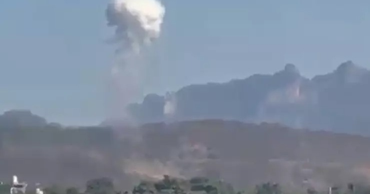 Columna de humo emergiendo de una montaña bajo un cielo despejado en Sinaloa