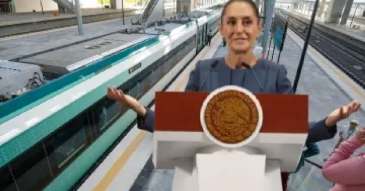 Persona en podio con el emblema de México y un tren de fondo, relacionado con el proyecto Tren Maya.