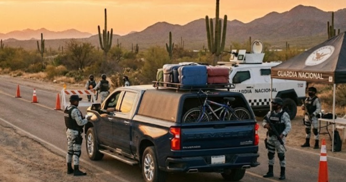 Control de seguridad en carretera con vehículo azul y Guardia Nacional al atardecer