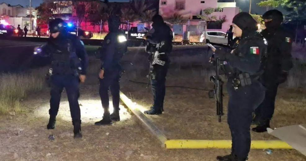 Policías en operación nocturna en Urbivilla del Prado, Culiacán