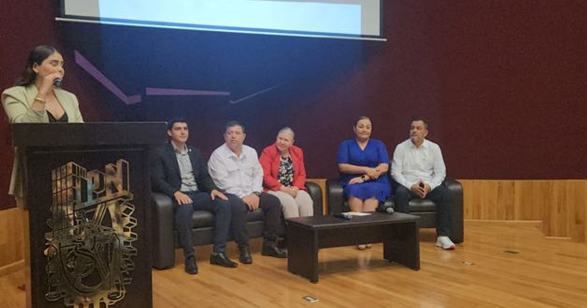 Imagen de una conferencia en un auditorio con la oradora en un podio y seis personas sentadas detrás, debatieron sobre las complicaciones del consumo de fentanilo.