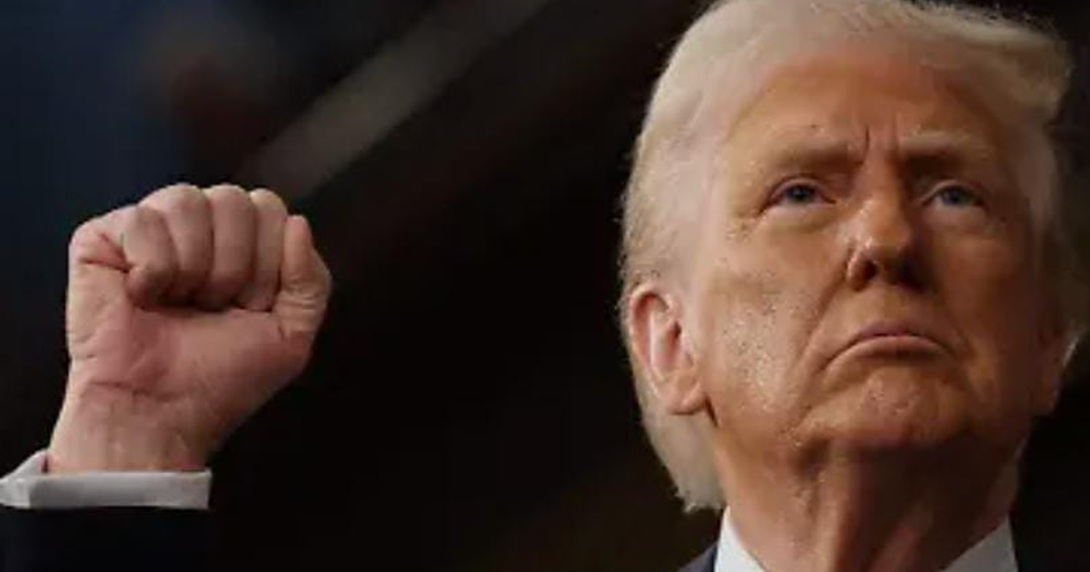 Presidente Trump firmando la orden ejecutiva sobre el fentanilo, acompañado de altos funcionarios.