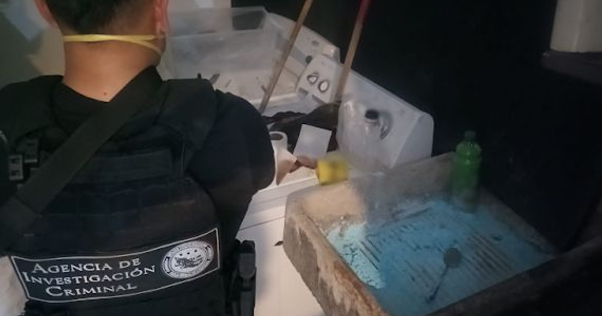 Agente de Investigación Criminal con chaleco en operativo antidrogas en Culiacán, Sinaloa, con objetos de trabajo y evidencias presentes en la escena.