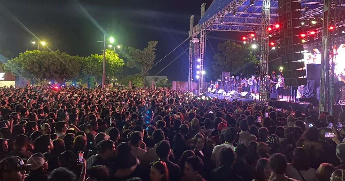 Concierto de clausura de la Feria Ganadera Sinaloa 2025 en Culiacán, con músicos en el escenario y una multitud animada.
