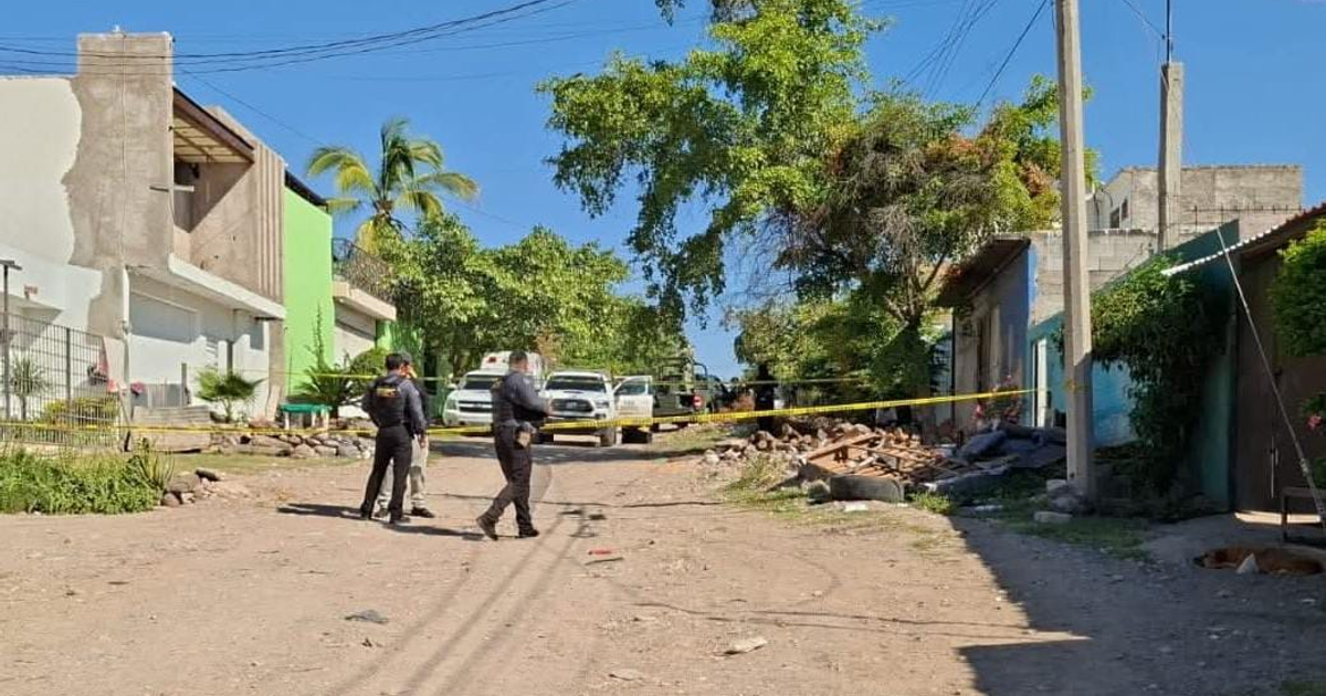 Calle urbana con cinta de policía y vehículos, señalando una investigación en curso tras incidentes en Culiacán.