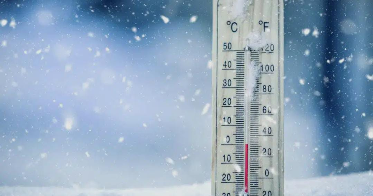 Termómetro en ambiente nevado, ilustrando las bajas temperaturas del Frente Frío 19 en México.