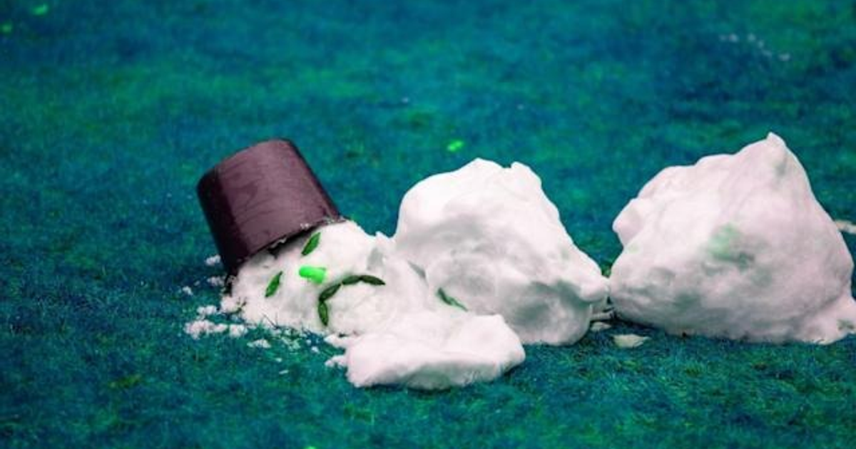 Muñeco de nieve derrumbado con sombrero negro y fondo verde