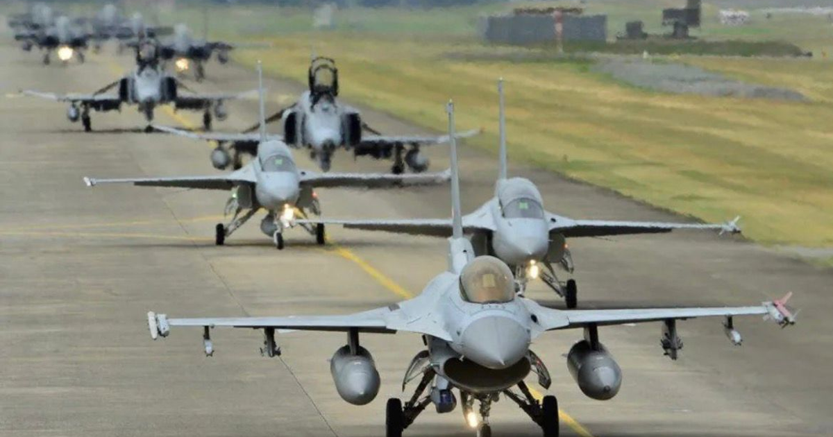 Alineación de aviones de combate en un aeródromo, preparados para operaciones militares.