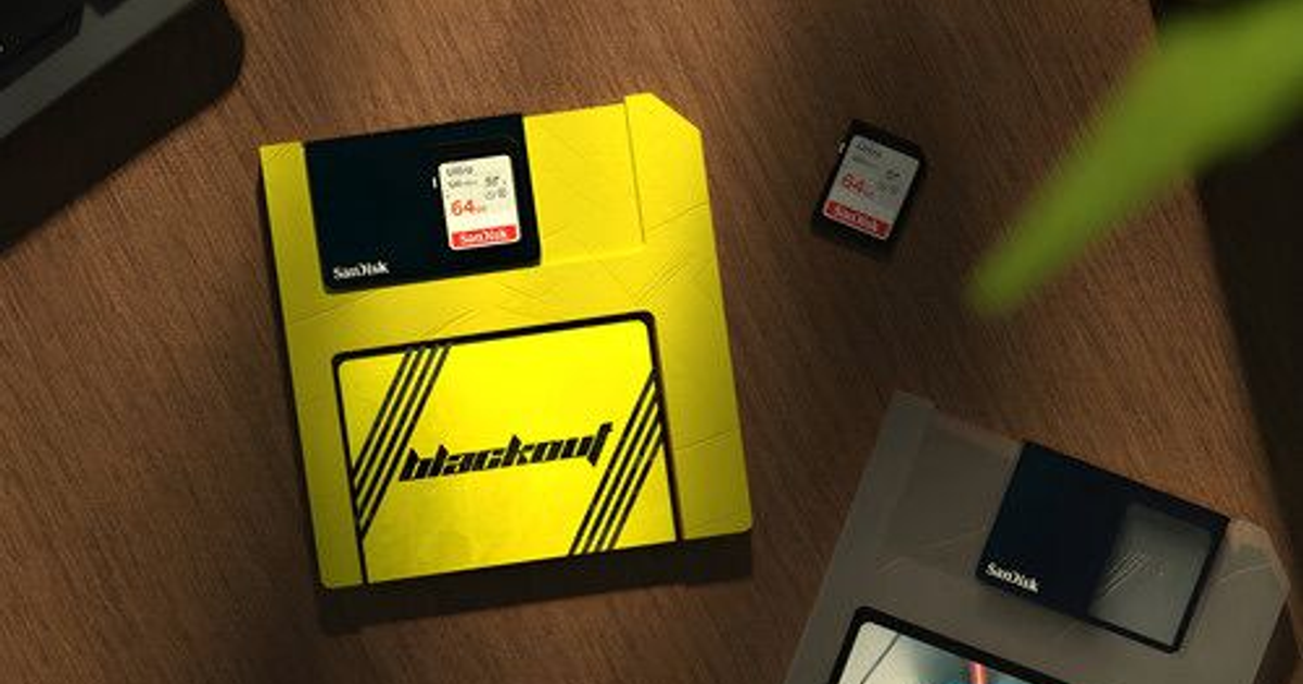 Tarjeta de memoria SanDisk y embalaje amarillo sobre madera