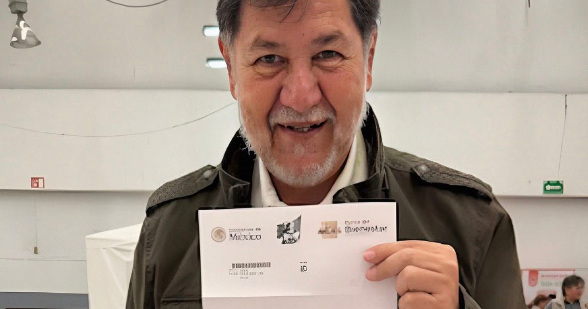 Gerardo Fernández Noroña con su tarjeta de pensión del bienestar