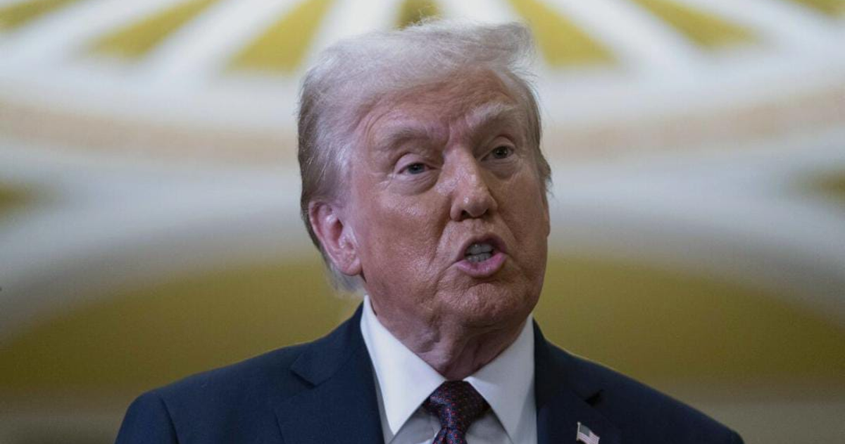 Figura política hablando sobre la soberanía de Groenlandia en un evento con fondo decorado.