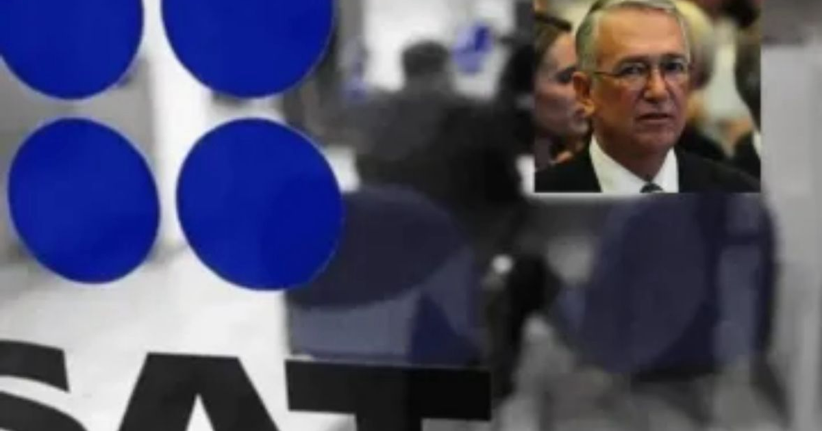 Imagen del logo del SAT y un hombre en reunión, reflejando el caso del adeudo del Grupo Salinas.
